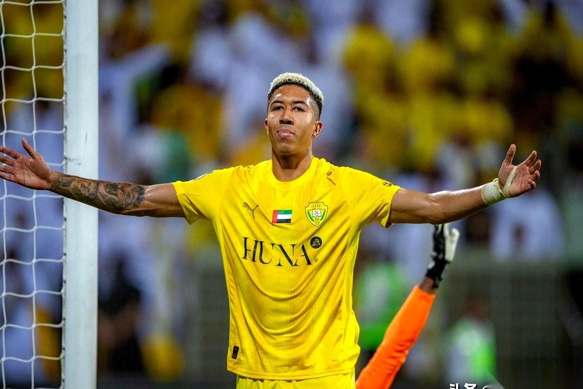 20场，2个球。就这数据，直接空降上海海港。我说句实话，我第一眼看到这新闻，