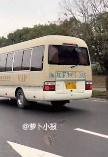 不要命了？！现在这群孩子真无语，简直都疯了。近日，湖南长沙，这群少男少女疯狂