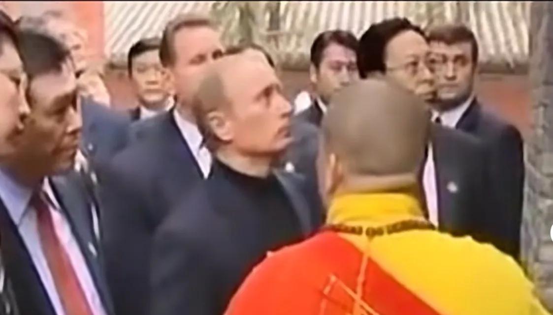 普京当年去少林寺参观，热爱武术的他提出和少林寺比武，把释永信吓得捏一把冷汗，因