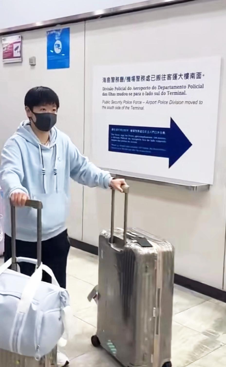 莎莎由杨指和佳佳陪着，平安到达澳门。莎莎穿了一件浅蓝色的卫衣，手提包和卫衣