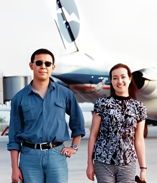 1986年，刘晓庆和姜文传出恋情，丈夫陈国军得知后，拿着皮带和刀去找刘晓庆和姜文