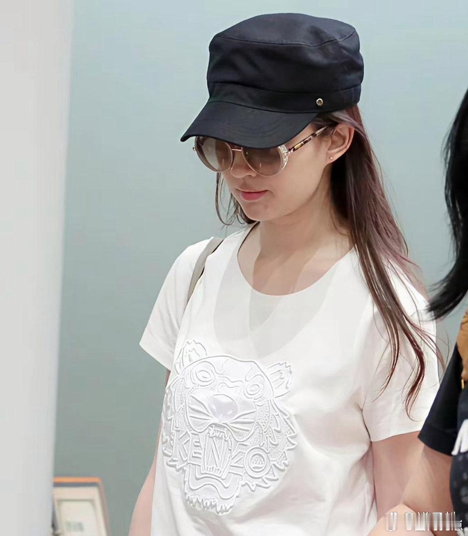 刘亦菲素颜穿搭简约干净，纯白T恤搭配牛仔裤清爽随性，气质灵动脱俗，原生美貌温柔治