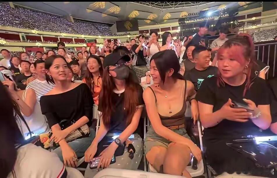 陈妍希在台北看演唱会，穿着真就像吴君如所说，私下服装打扮很大胆，与沈佳宜这个角色