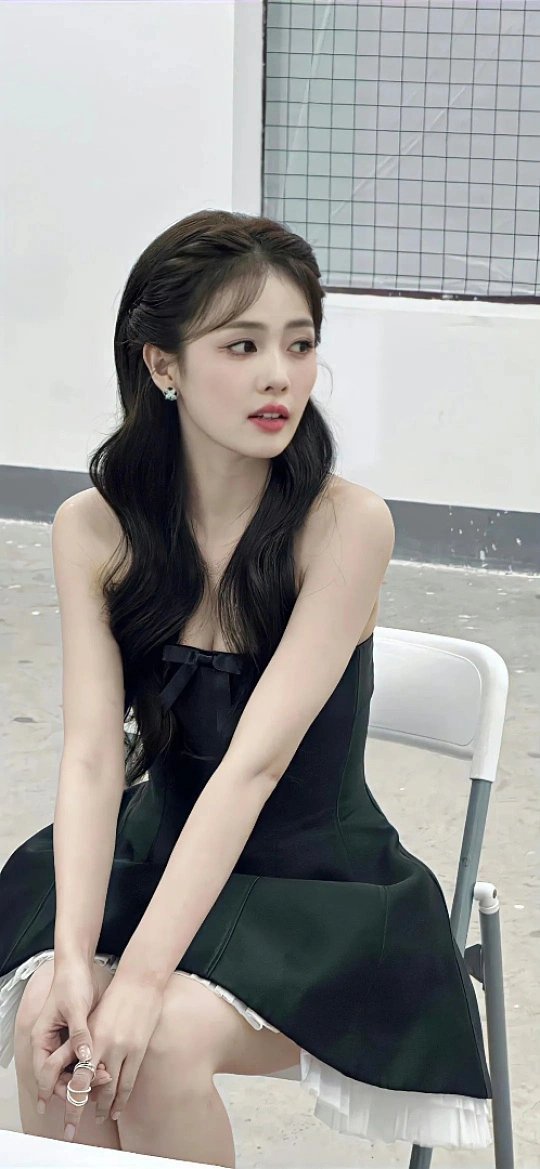 白鹿cha的Chanel白鹿这波Chanel造型堪称“跨越32年的时尚封神”！身