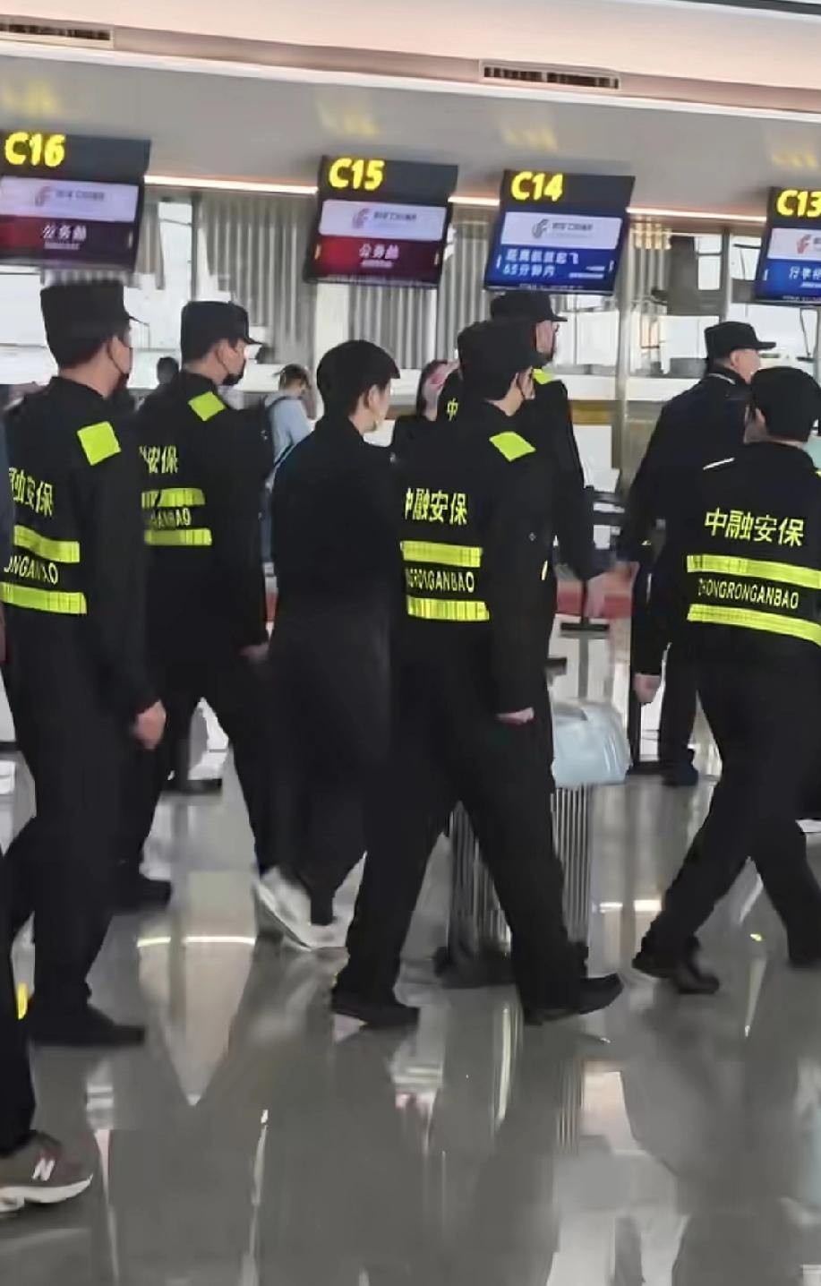 国际上最熟悉的运动员是科比，国内现在最熟悉的应该算是孙颖莎了。莎莎刚出机场，保