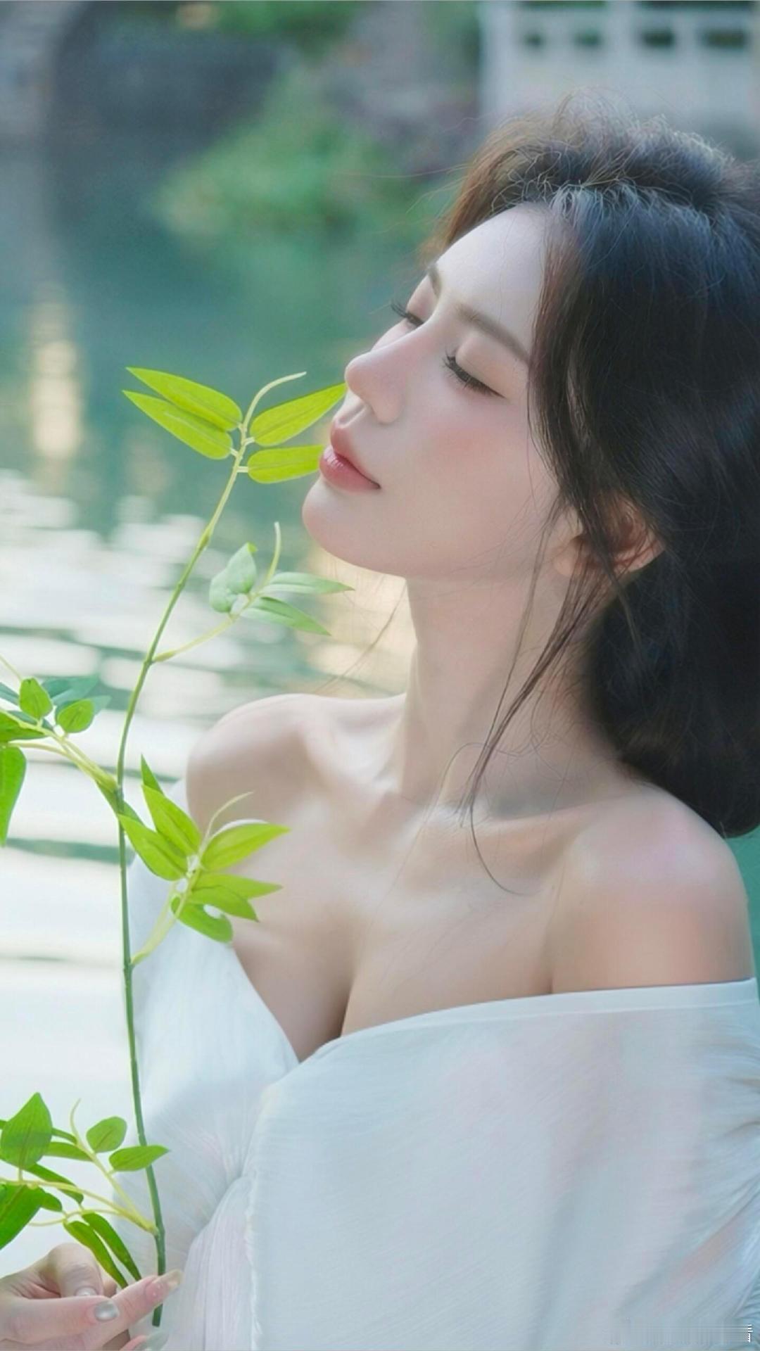 #全球精英摄影#湖面漾着温柔金光，白衣携竹静立晚风里。发丝轻垂，素瓶藏清雅，把秋日的浪漫，都收进这帧