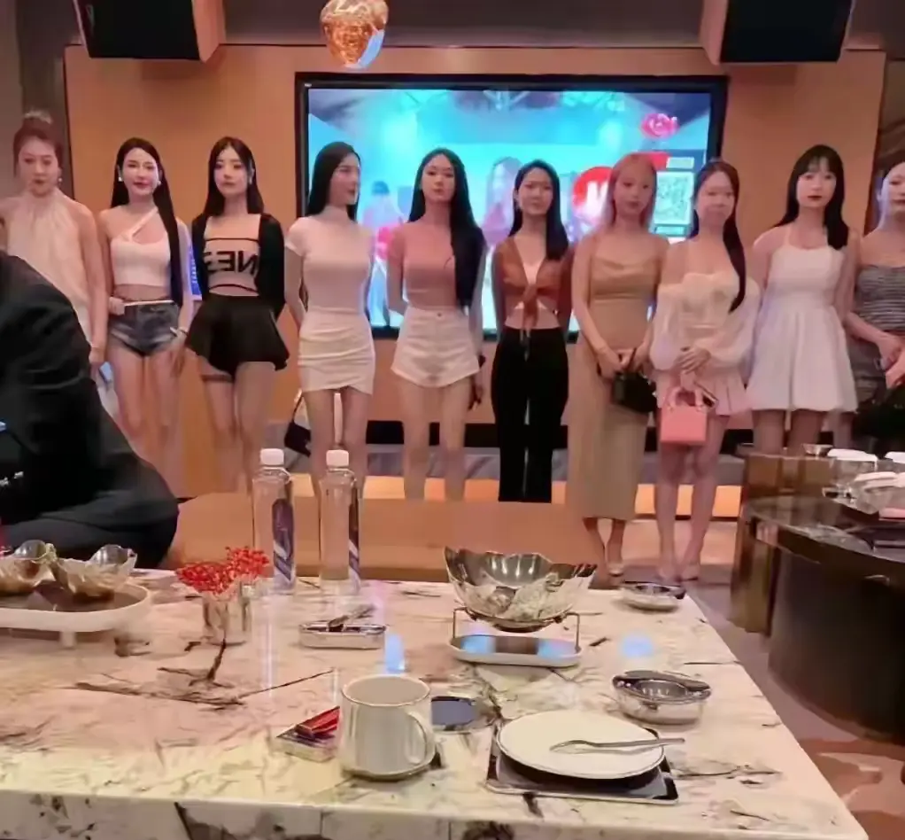 当她们齐刷刷的来了一句“贵宾晚上好”！我该如何应对才能彰显我的格局