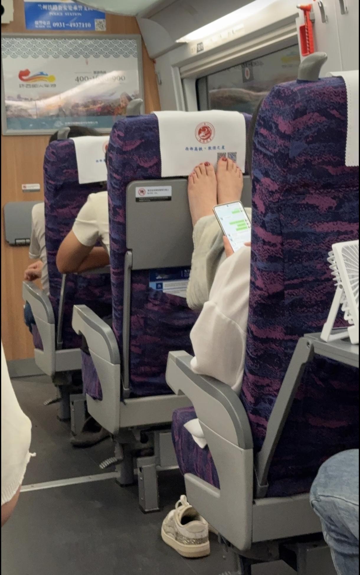 无法想象，把鞋一脱，脚就放在桌子上，然后一会儿自己还爬在桌子上吃饭。自己都嫌弃自