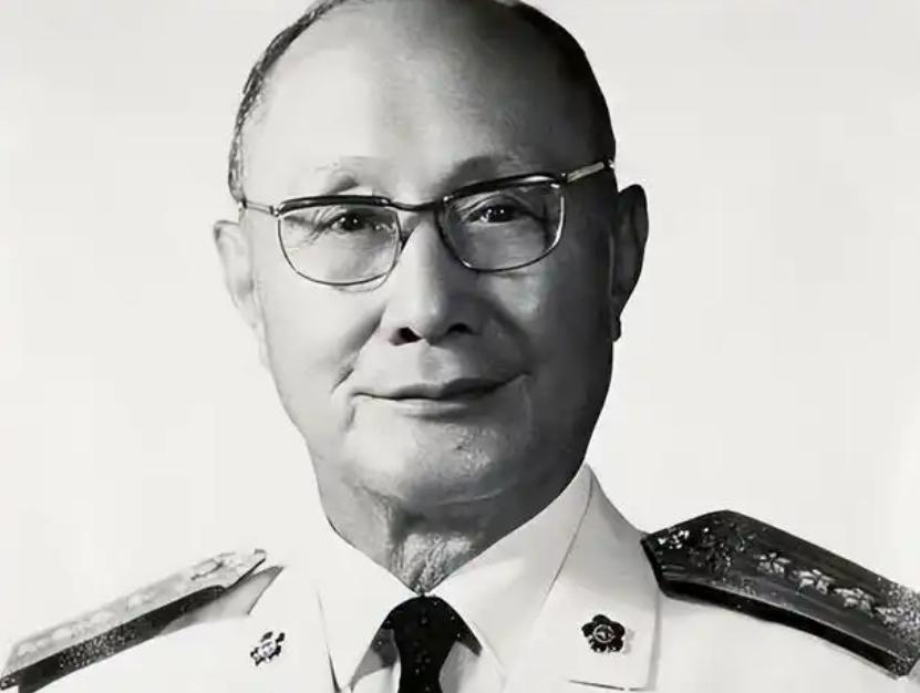 他是蒋介石的二当家，是仅次于蒋介石的国府二号人物，做的事却令人发指。毛主席拍桌子