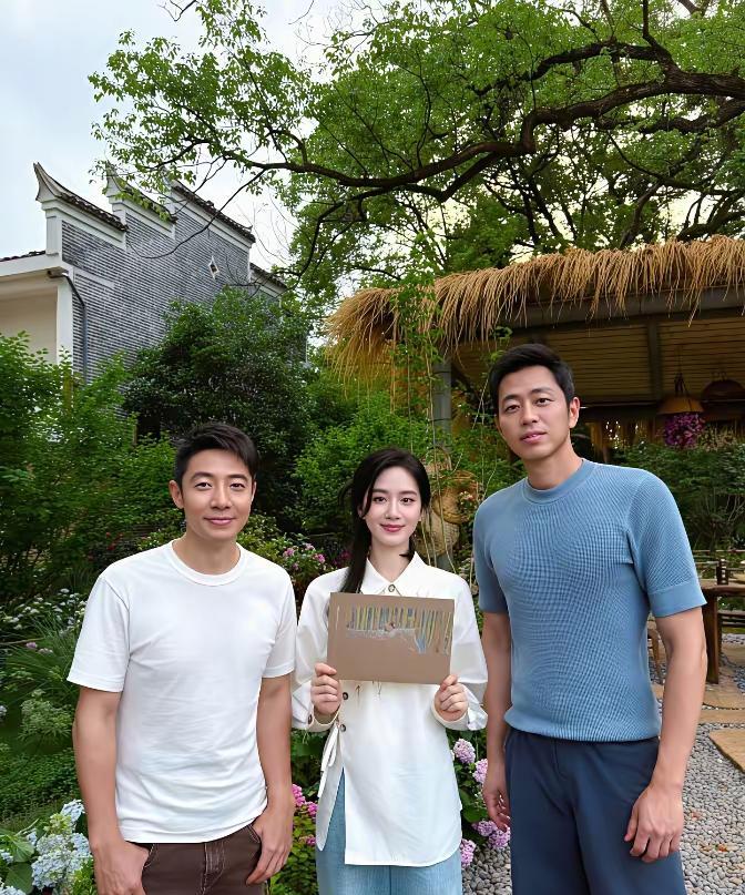 左手边上是撒贝宁，中间这位美女是刘诗诗，最高个人是谁？他的身材很健硕，可以看的