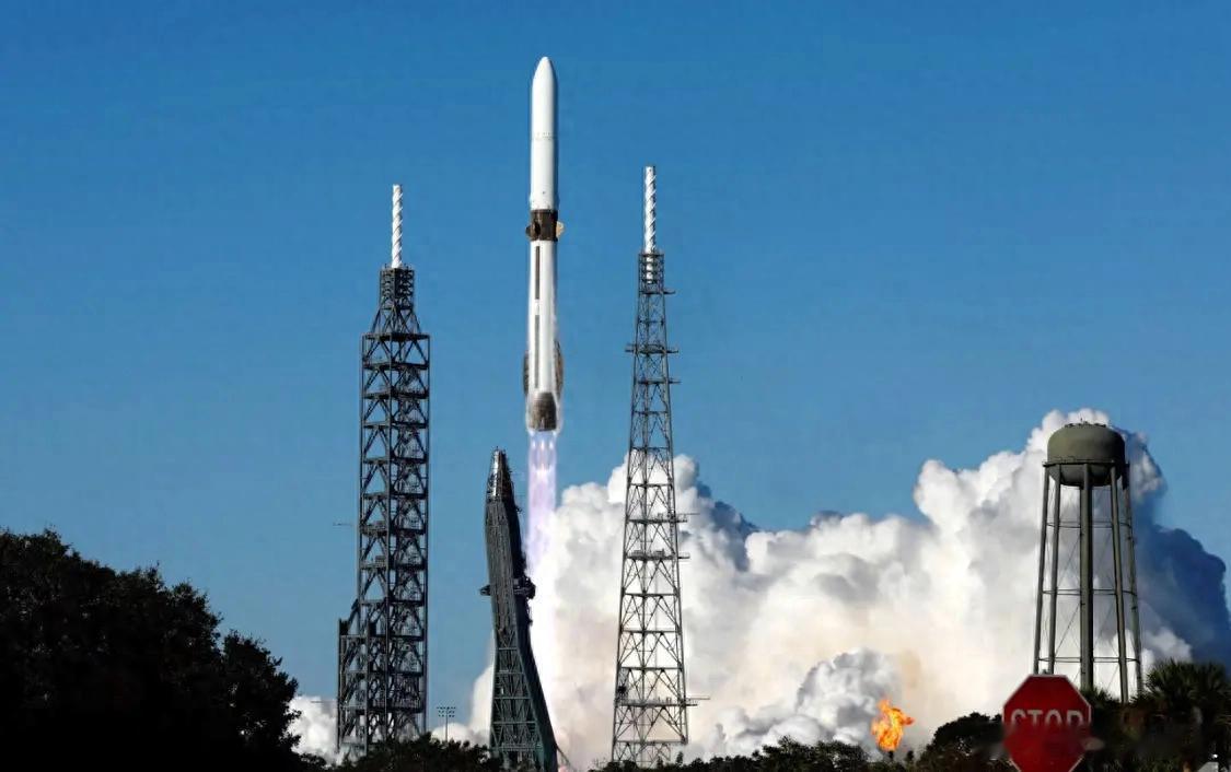 挑战SpaceX：蓝色起源欲抢先登月！12月3日，据《华尔街日报》报道，贝佐斯旗