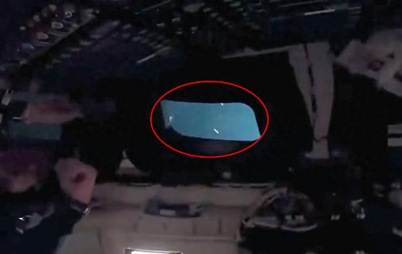 要干啥？美国绕月飞船向太空排放尿液，舷窗外不断飘过白色液滴！最近NASA阿尔