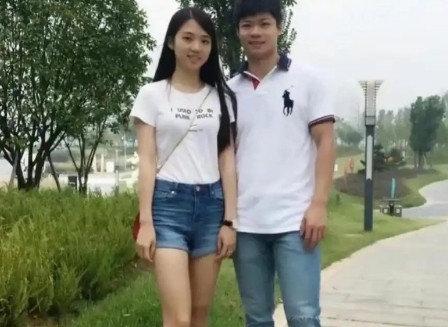苏炳添和老婆林艳芳原来是从小青梅竹马的同学，从初中就陪他一路走来的三个孩子的宝妈