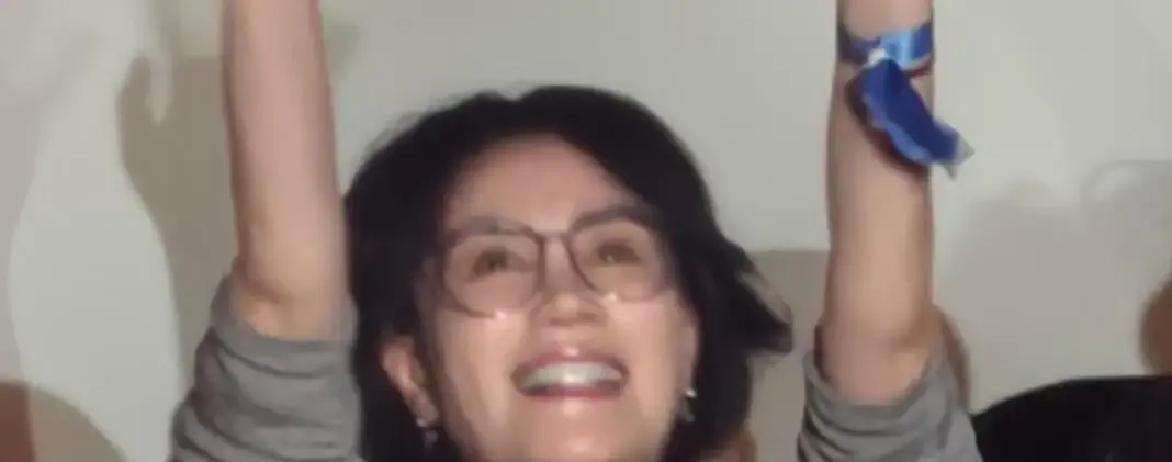 真有点意思，一个三百来块的手机壳，就因为在王菲手里晃了一下，一晚上就快卖空了