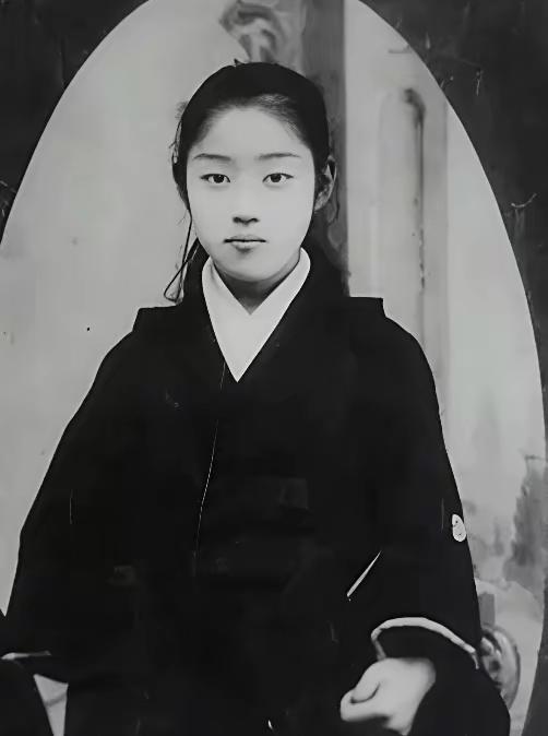 1911年，日本神户，康有为家里正缺人手，找来十六岁的市冈鹤子打杂。小姑娘一