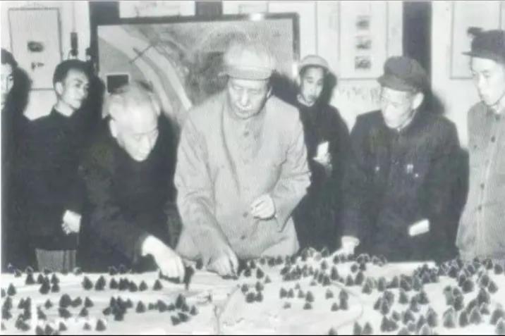 1958年3月21日下午，在成都会议（中共中央政治局扩大会议）期间，毛泽东主席专