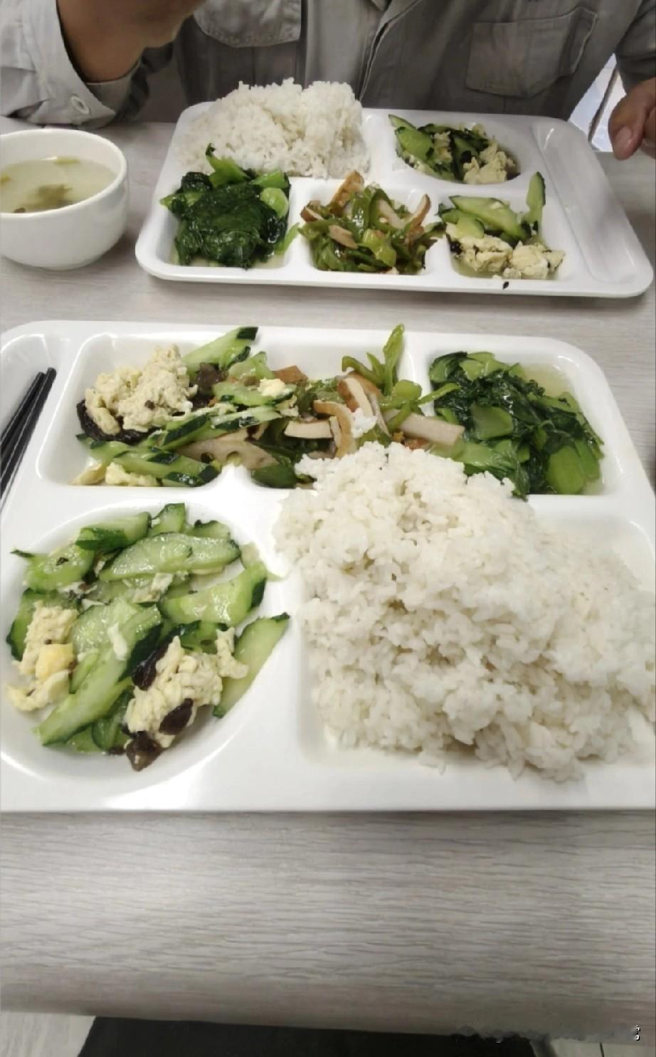 打螺丝的伙食长这样，这哪是吃饭，是减脂套餐啊！朋友甩来这张食堂图，说这是他们打