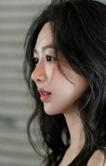 对比阿娇，杨紫的眉骨有点低，是这样吗？​​​