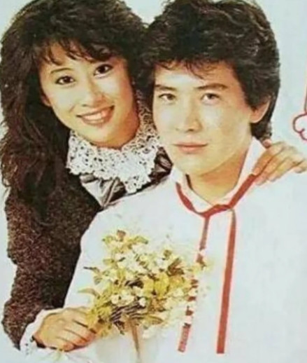 22岁的费翔带着叶倩文去见家长，母亲坚决不同意，他们就下跪恳求。但母亲却说：我儿