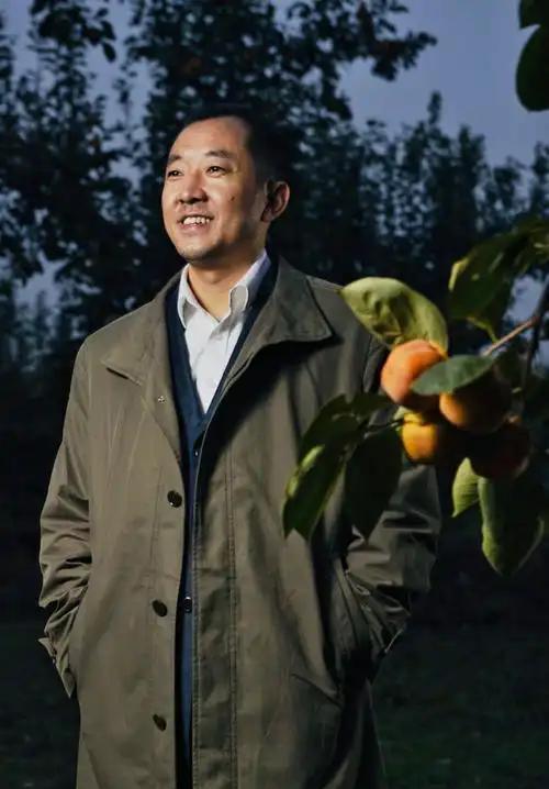 2011年深秋，陈行甲在巴东县政府档案室翻到一份购房合同复印件，指尖划过“北