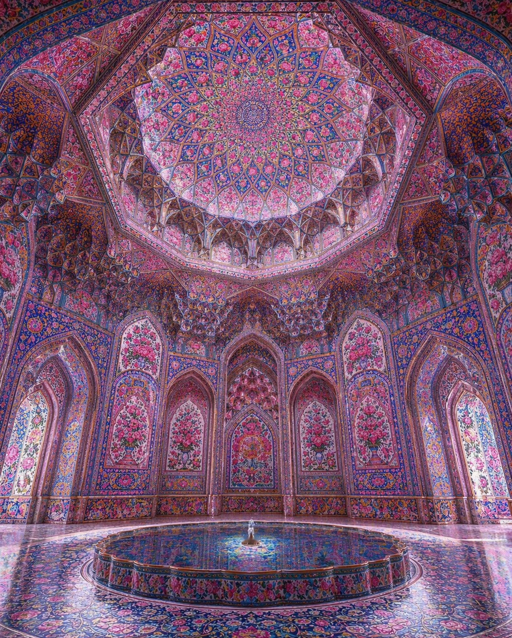 伊朗的建筑真漂亮！纳西尔·莫尔克清真寺该清真寺建于1876年至1888年卡扎尔王