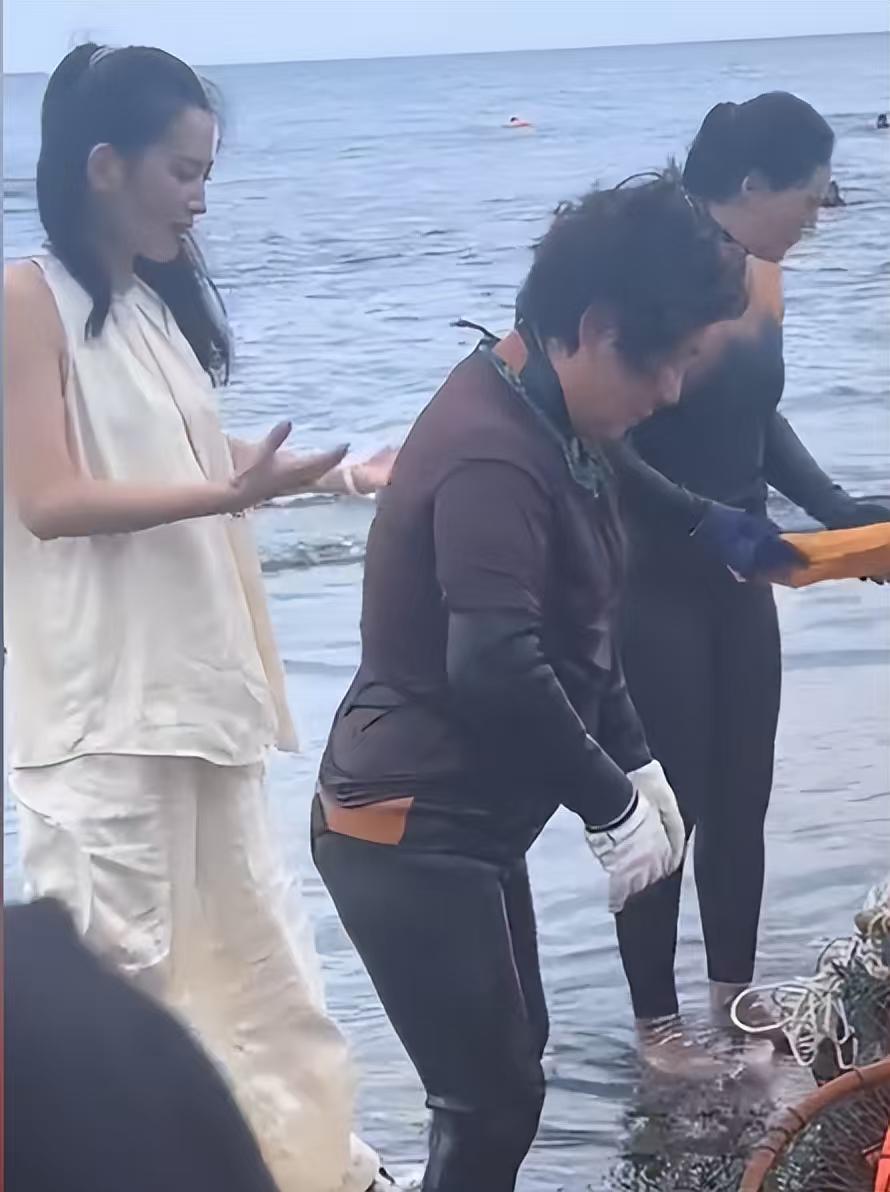 看森林北的状态，就知道汪峰是个很好的恋爱对象！森林北和汪峰在韩国济州岛玩，30