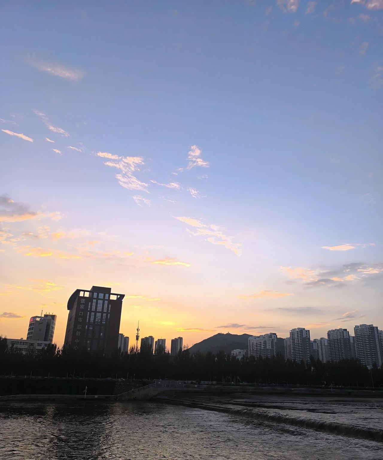 人生无常珍惜当下不争不怨活的坦然难得糊涂才是智者少生闷气多去养生