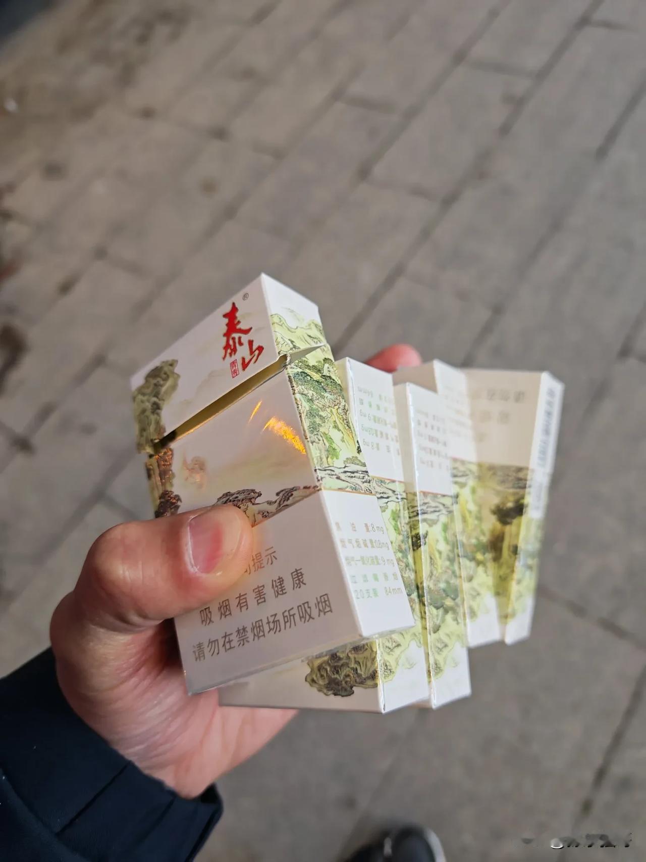 今天又买了5包烟，不过说起戒烟这件事，我真想扇自己两耳巴子呢[打脸][打脸]