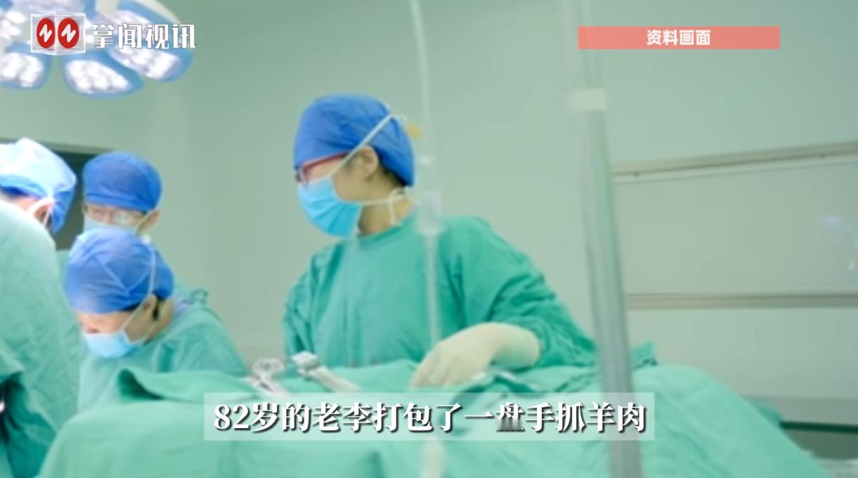 10月31日，陕西西安，一82岁老人在饭店买了一份手抓羊肉没吃完，为了不浪费，特