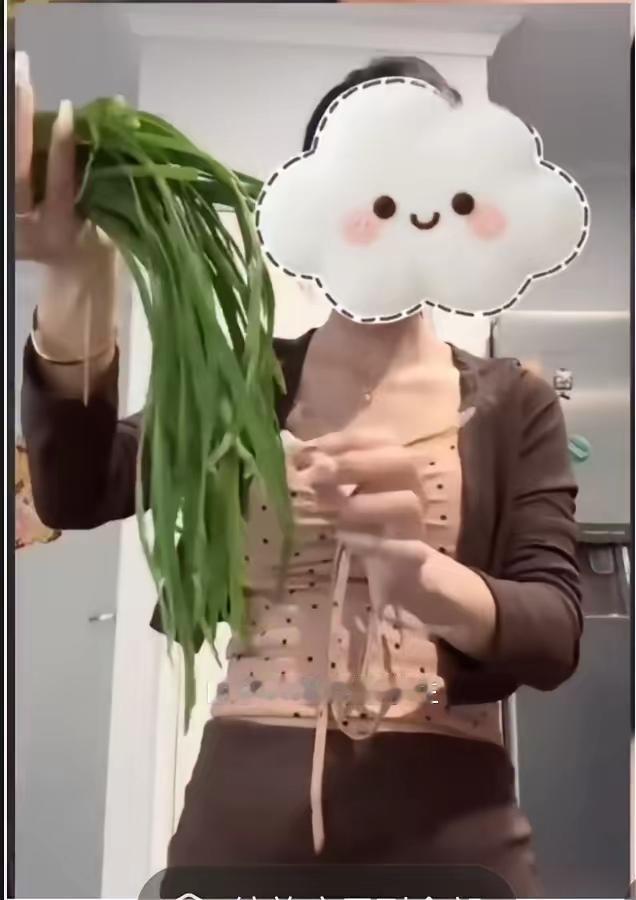 三年前，她说前男友不送礼物，不懂照顾人。三年后，怀孕六个月，凌晨五点爬起来给