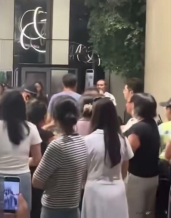 近日，广州某楼盘为快速清库存，把剩下的48套房子直接降价甩卖，每平米足足降了40