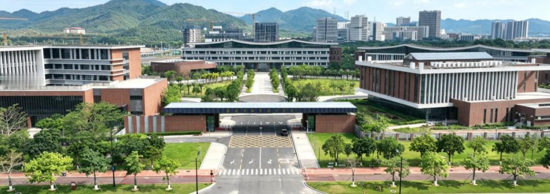 格力技工学校开学，董明珠当校长，8000人报名只来了326个10月4日，珠海