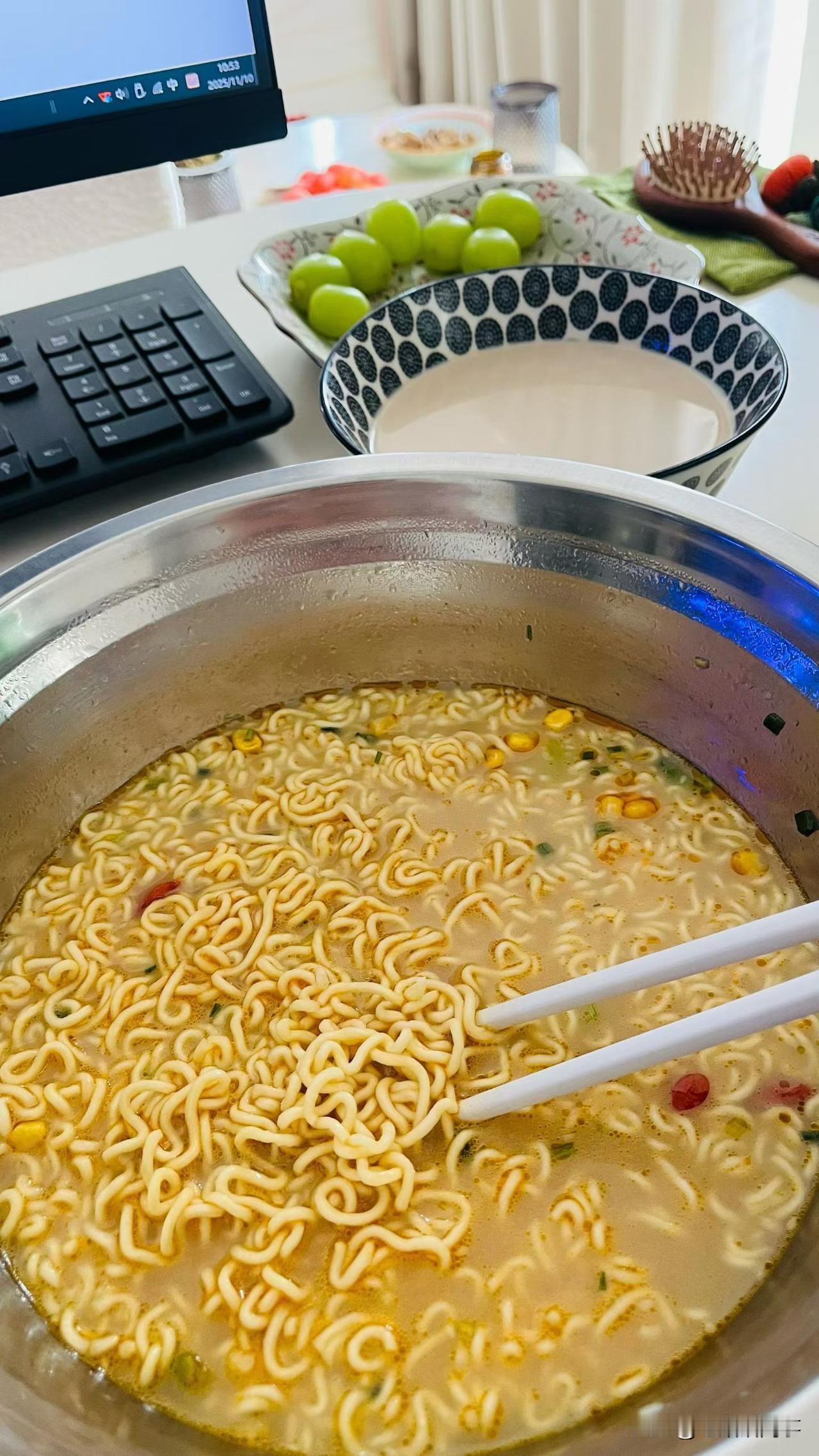 真没想到这年头还有这么离谱的事！​我邻居今年46了，最近整个人直接走火入魔了。