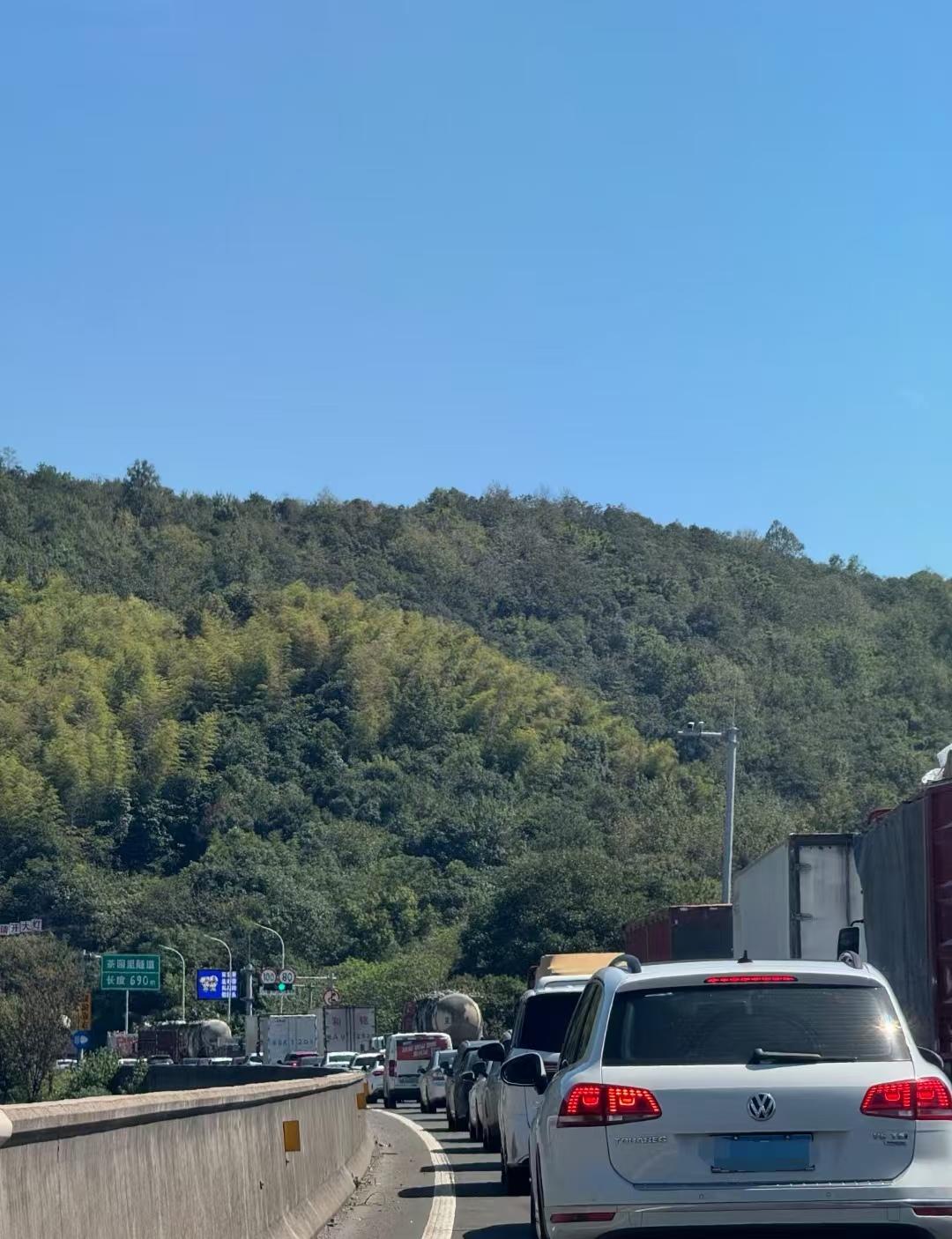 我发现，今年的国庆节有五个奇怪的现象:1、以前国庆都想出远门，现在很多人怕堵