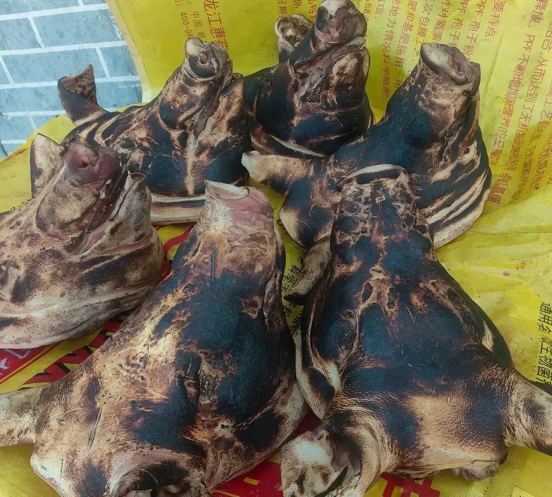 刷到个视频，婆婆把儿媳准备带回娘家的年货全拆了，连礼盒都撕了包装。儿媳下班回