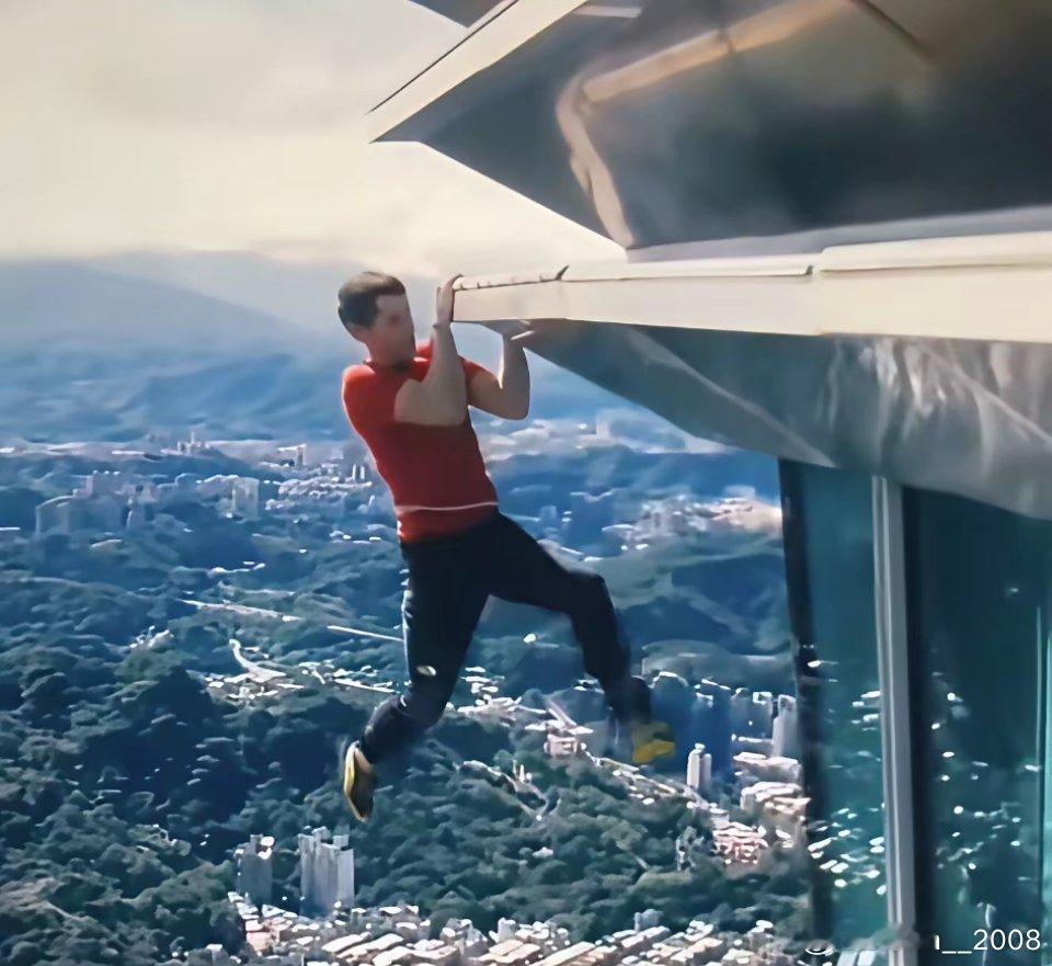 这个徒手攀爬101大楼的美国人，身材看起来并不是很高，胳膊也并不是很粗，手也并不