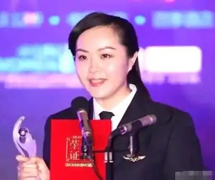 2009年，中国一架国际航班降落在曼谷机场，女机长打开舱门，忽然听到几声“滴答”