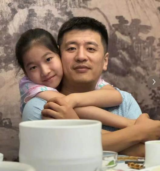 张雪峰的遗产怎么分配?第一顺序继承人是他的母亲和女儿，均分财产前妻没有继承权