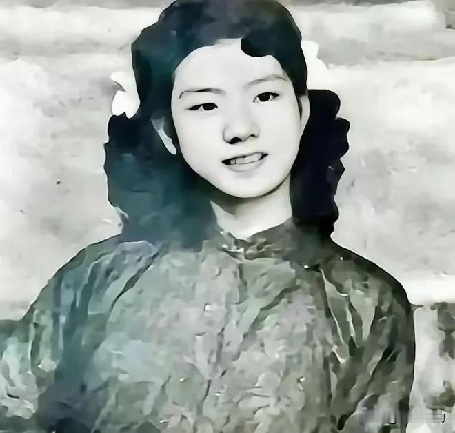 1949年，军统特务毛森抓到了一个交际花小姐，在审讯期间，毛森扒下她的衣服，露出