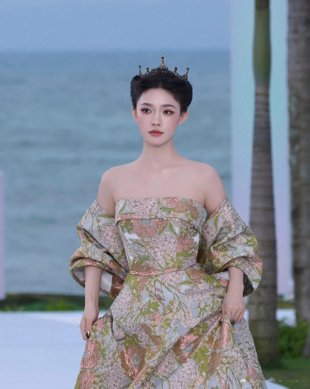 林允无疑是ELLE风尚大典的高分选手！不论是造型、出发图还是红毯生图，林允无疑是