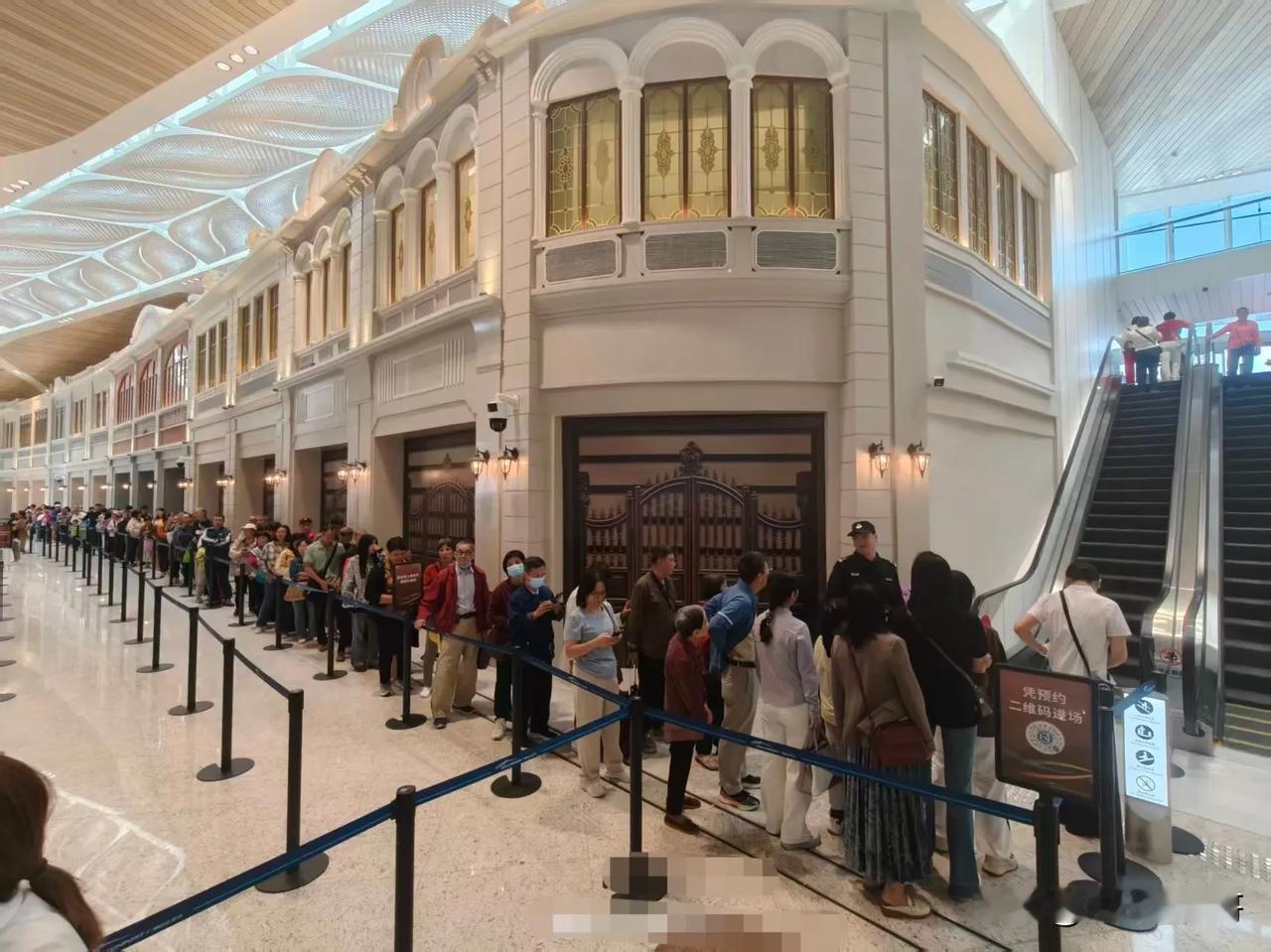 新晋打卡点，广州白云机场T3航站楼观景台！据说这两天观景台人山人海，成为珠三角