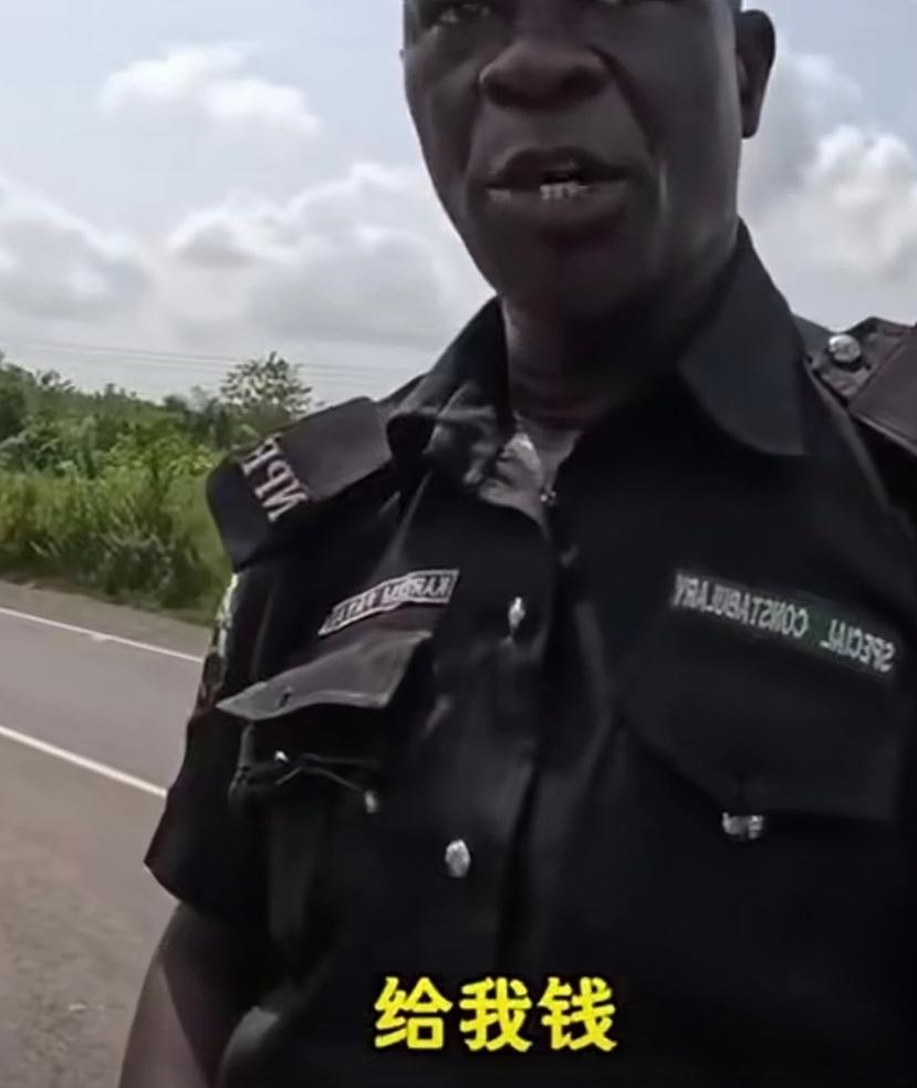 一中国女子骑摩托车穿越非洲，还没行驶多远距离，就被站在路边的当地警察拦住。人家