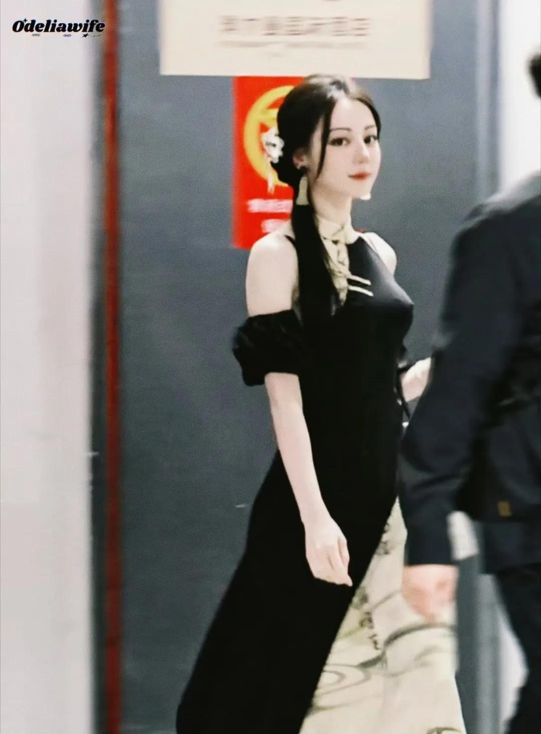 绝美暴击！迪丽热巴身着黑旗袍惊艳亮相，神秘优雅的气质扑面而来，勾勒出曼妙身姿。复