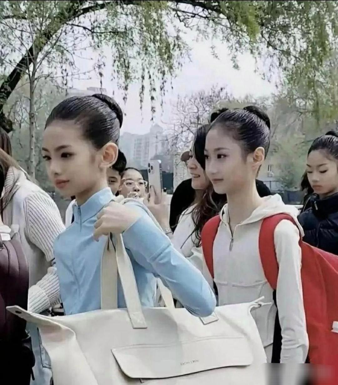 北戏招生现场，你见过这么让人心动的青春模样吗？柳树刚抽新芽，春日的阳光洒下来