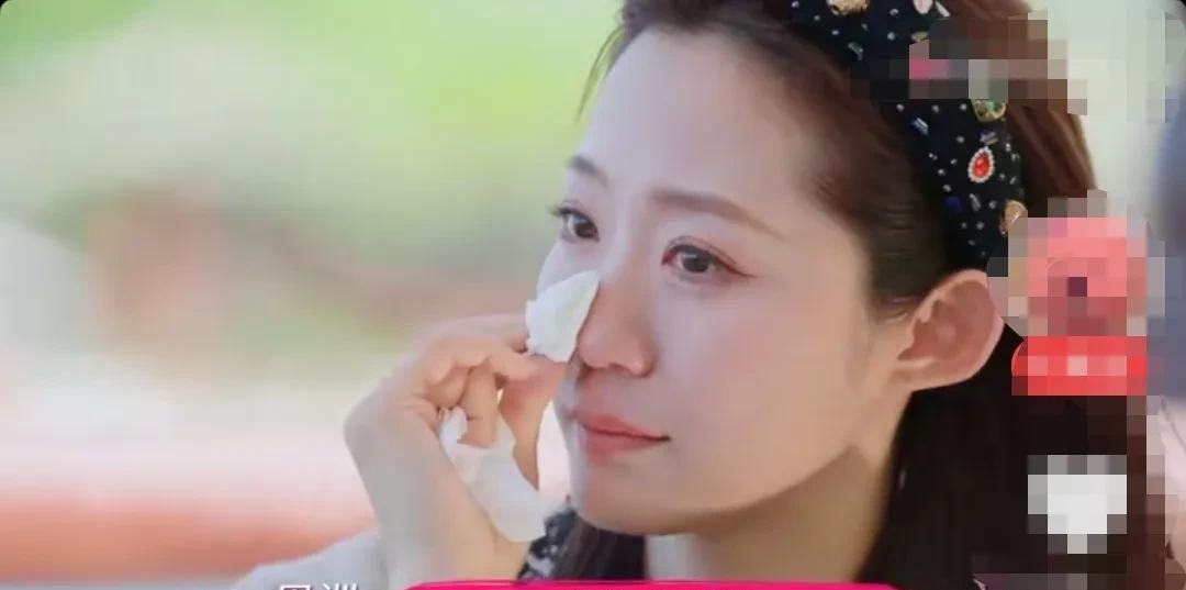 周洲问万千惠：“那你为什么哭呀？”万千惠一时语塞，也不知道自己为什么会哭，聊着