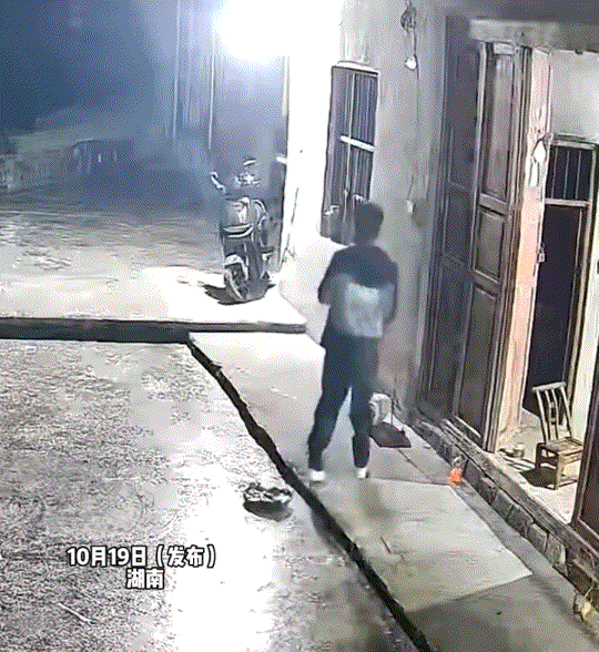 看泪目了。湖南，一村里老人深夜突然去世，家里人立即拿出一串鞭炮在门口点放，可没一