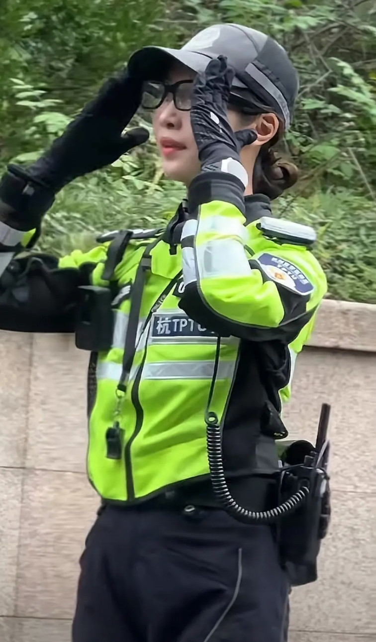 国庆假期，杭州西湖执勤的兔子警官佩戴AI眼镜引发热议。这副眼镜她戴着主要提供