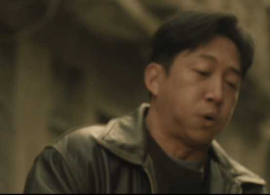 王阳把哭到腿软演出来了膝盖弯下去的那一刻不是演腿软，是精神支柱断了一根，骨头先