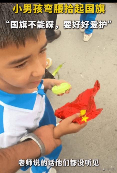 “上人民日报了”！新疆喀什的一所校园里，学生们陆续离开，突然，一个男孩大声喊道：