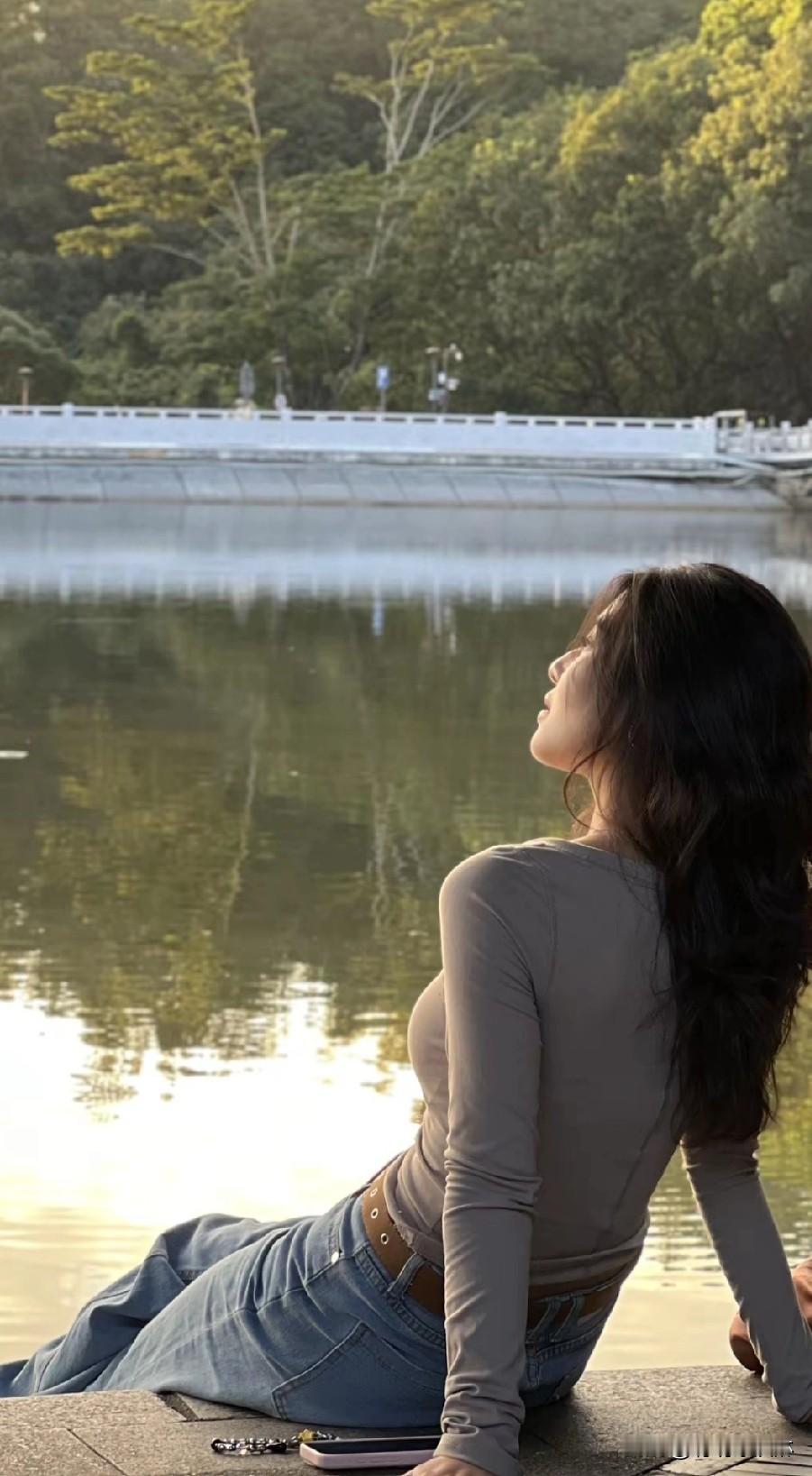 静坐湖畔，悠然自得，享受片刻宁静。